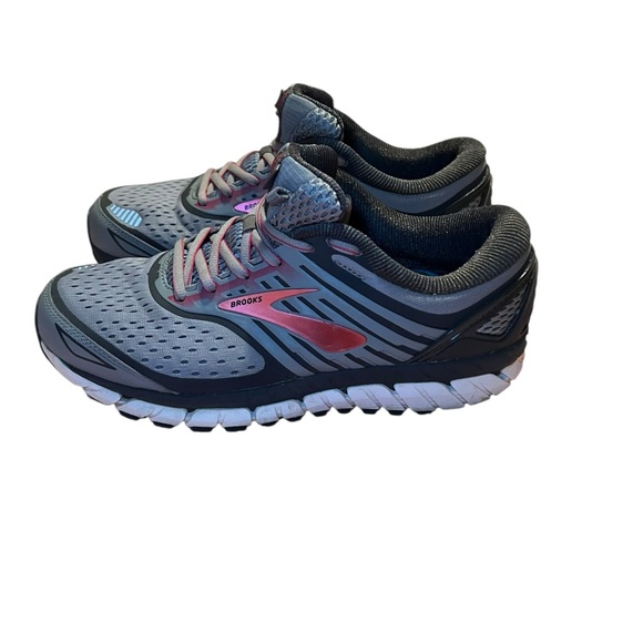 Brooks • Ariel 18 Mesh Running Shoe - Picture 3 of 10